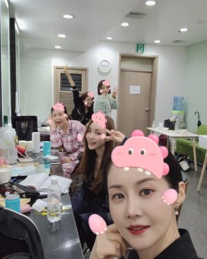 Yoon Jin-yi Instagram - 항상 대기실은 즐거워 💖사랑해요