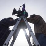 Yu Jung Woo Instagram - 한동안 제가 안보여서 뭘 하나 궁금하셨나요? 저도 제가 뭘 하는 사람인가 고민을 해보았습니다. 일단 많이 아팠습니다. 몸도, 마음도. 지금은 뭐 많이 좋아졌구요... 그동안 하고싶었던 걸 했습니다. 일단은 푹 셨어요. 일도 오디션도 아무것도 생각하지 않았구요. 피로하게 사람들을 만나지도 않았어요. 책도 많이 읽고, 영화도 보고, 산책도 하고. 그리고 또 연출도 하나 했네요. 4년전에 써놨던 시나리오로요. 이게 될까... 싶었던게 벌써 촬영을 끝내고 후반작업을 바라보고 있네요. 연기와 연출을 동시에 하려니 힘들어 죽는 줄 알았습니다. 그럼에도 해냈고, 이겨냈습니다. 막연했지만, 꿈같은 시간이었어요. 그리고 너무 좋았습니다. 그리고, 세상은 혼자 사는게 아니었네요. 건강을 잃었을 때 가족들과 친구들의 위로에서부터, 처음으로 시작한 감독이라는 직업에 한걸음에 도와준 사람들까지. 저 혼자한건 아무것도 없습니다. 모두모두 고마워요. 휴. 이제 기운차리고 다시 시작해야죠. 다.
