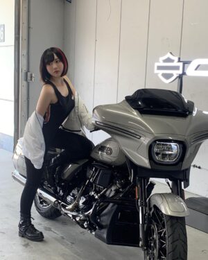 Yuki Yomichi Instagram - ブルースカイヘブン、きてくださった皆様、本当にありがとうございました😭✨

一緒に走れて写真を撮って話して本当に楽しかったです❤️

富士は本当に良いコースだ‼️

#ブルスカ2023
#ブルスカ
#ブルースカイヘブン
#富士スピードウェイ
#写真好きな人と繋がりたい #ポートレート #声優 #youtuber #ファインダー越しの私の世界 #ポートレート女子 #オフショット  #バイク女子 #バイク好きな人と繋がりたい #バイク #ライダー #バイク乗りと繋がりたい #ハーレー #ハーレー女子 #ハーレーダビッドソン #富士スピードウェイ