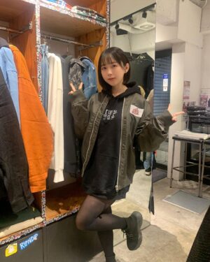 Yuki Yomichi Instagram - ゲキロック渋谷様にて一日店長イベント💕
お足元の悪い中
ご来店ありがとうございました😊💕
寒いのに外で待機してくれた皆さん、ほんとうに優しさに感謝です

何が似合うかなーこれかな？ってお話ししながらみんなとアイテム選び楽しかった☺️

ぜひこの冬たくさんきてくださいね💕

#ゲキロック #ゲキロッククロージング #写真好きな人と繋がりたい #ポートレート #声優 #youtuber #ファインダー越しの私の世界 #ポートレート女子 #オフショット  #バイク女子 #バイク好きな人と繋がりたい #バイク #ライダー #バイク乗りと繋がりたい