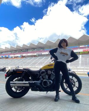 Yuki Yomichi Instagram - ブルースカイヘブン、きてくださった皆様、本当にありがとうございました😭✨

一緒に走れて写真を撮って話して本当に楽しかったです❤️

富士は本当に良いコースだ‼️

#ブルスカ2023
#ブルスカ
#ブルースカイヘブン
#富士スピードウェイ
#写真好きな人と繋がりたい #ポートレート #声優 #youtuber #ファインダー越しの私の世界 #ポートレート女子 #オフショット  #バイク女子 #バイク好きな人と繋がりたい #バイク #ライダー #バイク乗りと繋がりたい #ハーレー #ハーレー女子 #ハーレーダビッドソン #富士スピードウェイ