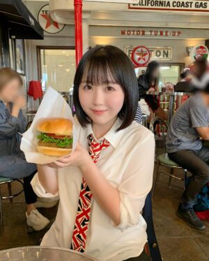 Yuki Yomichi Instagram - 英国風ファッション🇬🇧
せっかく着せてもらったけど、なんか学生服にも見える！
お昼ご飯はアメリカな感じ！
顔は大日本帝国って感じ！

#写真好きな人と繋がりたい #ポートレート #声優 #youtuber #ファインダー越しの私の世界 #ポートレート女子 #オフショット  #バイク女子 #バイク好きな人と繋がりたい #バイク #ライダー #バイク乗りと繋がりたい #トライアンフ #triumph #triumphbobber