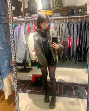 Yuki Yomichi Instagram - ゲキロック渋谷様にて一日店長イベント💕
お足元の悪い中
ご来店ありがとうございました😊💕
寒いのに外で待機してくれた皆さん、ほんとうに優しさに感謝です

何が似合うかなーこれかな？ってお話ししながらみんなとアイテム選び楽しかった☺️

ぜひこの冬たくさんきてくださいね💕

#ゲキロック #ゲキロッククロージング #写真好きな人と繋がりたい #ポートレート #声優 #youtuber #ファインダー越しの私の世界 #ポートレート女子 #オフショット  #バイク女子 #バイク好きな人と繋がりたい #バイク #ライダー #バイク乗りと繋がりたい