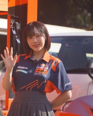 Yuki Yomichi Instagram - 今日は相模湖で
#KTM の試乗会でした✨
オレンジ色のカッコいい世界🍊
素晴らしい空間☺️
ご来場頂きありがとうございました😊✨

皆様に撮っていただいた素晴らしい写真達をアップします

#KTM #ktm #ktm試乗会 #ハスクバーナ #ガスガス　#相模湖プレジャーフォレスト  #写真好きな人と繋がりたい #ポートレート #声優 #youtuber #ファインダー越しの私の世界 #ポートレート女子 #オフショット  #バイク女子 #バイク好きな人と繋がりたい #バイク #ライダー #バイク乗りと繋がりたい #車 #車乗りと繋がりたい #車好きな人と繋がりたい #車好き グラビア　#グラビアアイドル #グラビア撮影