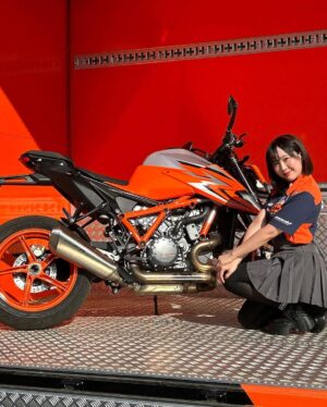 Yuki Yomichi Instagram - 今日は相模湖で
#KTM の試乗会でした✨
オレンジ色のカッコいい世界🍊
素晴らしい空間☺️
ご来場頂きありがとうございました😊✨

皆様に撮っていただいた素晴らしい写真達をアップします

#KTM #ktm #ktm試乗会 #ハスクバーナ #ガスガス　#相模湖プレジャーフォレスト  #写真好きな人と繋がりたい #ポートレート #声優 #youtuber #ファインダー越しの私の世界 #ポートレート女子 #オフショット  #バイク女子 #バイク好きな人と繋がりたい #バイク #ライダー #バイク乗りと繋がりたい #車 #車乗りと繋がりたい #車好きな人と繋がりたい #車好き グラビア　#グラビアアイドル #グラビア撮影
