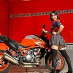 Yuki Yomichi Instagram - 今日は相模湖で #KTM の試乗会でした✨ オレンジ色のカッコいい世界🍊 素晴らしい空間☺️ ご来場頂きありがとうございました😊✨ 皆様に撮っていただいた素晴らしい写真達をアップします #KTM #ktm #ktm試乗会 #ハスクバーナ #ガスガス　#相模湖プレジャーフォレスト #写真好きな人と繋がりたい #ポートレート #声優 #youtuber #ファインダー越しの私の世界 #ポートレート女子 #オフショット #バイク女子 #バイク好きな人と繋がりたい #バイク #ライダー #バイク乗りと繋がりたい #車 #車乗りと繋がりたい #車好きな人と繋がりたい #車好き グラビア　#グラビアアイドル #グラビア撮影