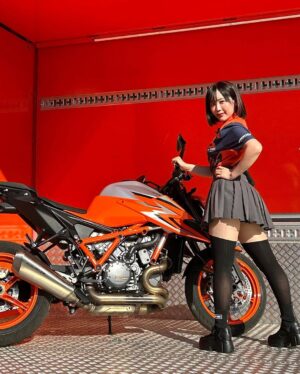 Yuki Yomichi Instagram - 今日は相模湖で
#KTM の試乗会でした✨
オレンジ色のカッコいい世界🍊
素晴らしい空間☺️
ご来場頂きありがとうございました😊✨

皆様に撮っていただいた素晴らしい写真達をアップします

#KTM #ktm #ktm試乗会 #ハスクバーナ #ガスガス　#相模湖プレジャーフォレスト  #写真好きな人と繋がりたい #ポートレート #声優 #youtuber #ファインダー越しの私の世界 #ポートレート女子 #オフショット  #バイク女子 #バイク好きな人と繋がりたい #バイク #ライダー #バイク乗りと繋がりたい #車 #車乗りと繋がりたい #車好きな人と繋がりたい #車好き グラビア　#グラビアアイドル #グラビア撮影
