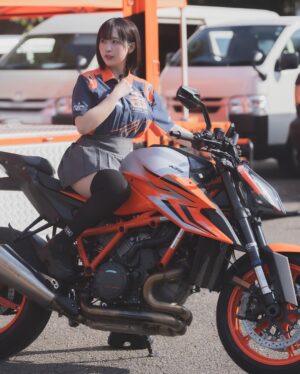 Yuki Yomichi Instagram - 今日は相模湖で
#KTM の試乗会でした✨
オレンジ色のカッコいい世界🍊
素晴らしい空間☺️
ご来場頂きありがとうございました😊✨

皆様に撮っていただいた素晴らしい写真達をアップします

#KTM #ktm #ktm試乗会 #ハスクバーナ #ガスガス　#相模湖プレジャーフォレスト  #写真好きな人と繋がりたい #ポートレート #声優 #youtuber #ファインダー越しの私の世界 #ポートレート女子 #オフショット  #バイク女子 #バイク好きな人と繋がりたい #バイク #ライダー #バイク乗りと繋がりたい #車 #車乗りと繋がりたい #車好きな人と繋がりたい #車好き グラビア　#グラビアアイドル #グラビア撮影