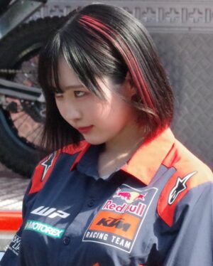 Yuki Yomichi Instagram - 今日は相模湖で
#KTM の試乗会でした✨
オレンジ色のカッコいい世界🍊
素晴らしい空間☺️
ご来場頂きありがとうございました😊✨

皆様に撮っていただいた素晴らしい写真達をアップします

#KTM #ktm #ktm試乗会 #ハスクバーナ #ガスガス　#相模湖プレジャーフォレスト  #写真好きな人と繋がりたい #ポートレート #声優 #youtuber #ファインダー越しの私の世界 #ポートレート女子 #オフショット  #バイク女子 #バイク好きな人と繋がりたい #バイク #ライダー #バイク乗りと繋がりたい #車 #車乗りと繋がりたい #車好きな人と繋がりたい #車好き グラビア　#グラビアアイドル #グラビア撮影