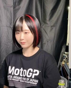 Yuki Yomichi Instagram - 遅くなりましたが…

#MotoGP 日本GP
昨日はプラクティスの初日でした✨

わたくしは Motoステージにて場内ナビゲーターをしておりました！
決勝まで一緒に選手を応援しましょうね！

プラクティスの時点で迫力が凄すぎる！

今日明日の、予選、スプリント、決勝を楽しみましょう☺️

#motogp #motogp2023
#motogp_jp #モビリティリゾートもてぎ #もてぎ #写真好きな人と繋がりたい #ポートレート #声優 #youtuber #ファインダー越しの私の世界 #ポートレート女子 #オフショット  #バイク女子 #バイク好きな人と繋がりたい #バイク #ライダー #バイク乗りと繋がりたい #車 #車乗りと繋がりたい #車好きな人と繋がりたい #車好き グラビア