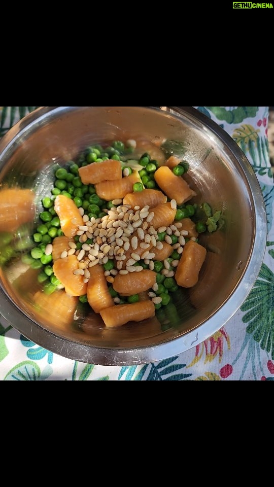 Yumi Stynes Instagram - Ages ago I made a big batch of sweet potato gnocchi and froze it in single serve portions. GOD I LOVE PAST ME, SO ORGANISED AND SO CARING OF FUTURE ME 🤘 🥰 Peas (boiled with the gnocchi), freshly toasted pine nuts and later, some chopped and slightly mashed PERFECT 🥑 AVOCADO 🥑 served with more cheese and ground pepper!
