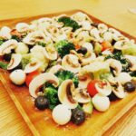 Yusuke Onuki Instagram – 色々野菜のサラダ🥗
粉チーズと塩胡椒、オリーブオイル、醤油で味付け✨
野菜不足になりがちなので取れる時にしっかりと😊