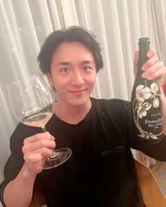 Yusuke Onuki Instagram - 本日35歳になりました。 産んでくれた母に感謝です。 藤木直人さんハリーから頂いた初日祝いと誕生日プレゼントシャンパンを仲間たちと頂きました✨ たくさんの素晴らしい人たちに助けられ、支えられてここまでこれました。 これまで以上に、感謝を忘れず精進していきたいと思います！ これからも応援よろしくお願いします‼️