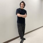 Yusuke Onuki Instagram - 自分らしくアクティブな毎日を続けたい男たちを応援する、ヘアケアブランド「ブラックウルフ」 (@blackwolf_taisho） のアンバサダーに就任しました！ 舞台ではカツラを着用することが多くて、頭が蒸れがちなんですが、このシャンプーとトリートメントを使っているとシトラスの良い香りもですが、頭皮のスッキリ感がすごいんです！ 「ポジティブに前向きに楽しんで」 が僕のポリシーなんですが、心も体も、髪の毛も！健康であることが大切だと思うんです！ だから、これを使い続けます！ 皆様も是非、試してみてください！ #PR #ブラックウルフ #blackwolf #うわさの黒いシャンプー#大正製薬 #シャンプー #ヘアケア 自分本来の頭皮の活力*に着目して生まれた「ブラックウルフ」は、 独自処方によって今ある黒髪をケア。 黒髪にハリ・コシを与え、立ち上がる強さとボリューム感を与えてくれる。 人の印象を大きく左右する頭髪ケアを通して、いつまでもアクティブでいたい男たちを応援する。 *毎日のお手入れによるもの