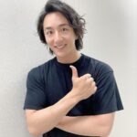 Yusuke Onuki Instagram - 自分らしくアクティブな毎日を続けたい男たちを応援する、ヘアケアブランド「ブラックウルフ」 (@blackwolf_taisho） のアンバサダーに就任しました！ 舞台ではカツラを着用することが多くて、頭が蒸れがちなんですが、このシャンプーとトリートメントを使っているとシトラスの良い香りもですが、頭皮のスッキリ感がすごいんです！ 「ポジティブに前向きに楽しんで」 が僕のポリシーなんですが、心も体も、髪の毛も！健康であることが大切だと思うんです！ だから、これを使い続けます！ 皆様も是非、試してみてください！ #PR #ブラックウルフ #blackwolf #うわさの黒いシャンプー#大正製薬 #シャンプー #ヘアケア 自分本来の頭皮の活力*に着目して生まれた「ブラックウルフ」は、 独自処方によって今ある黒髪をケア。 黒髪にハリ・コシを与え、立ち上がる強さとボリューム感を与えてくれる。 人の印象を大きく左右する頭髪ケアを通して、いつまでもアクティブでいたい男たちを応援する。 *毎日のお手入れによるもの