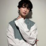 Yutaro Instagram - ドラマ『全ラ飯』 ファンブックお渡し会来てくれた皆様ありがとうございました☺️！！！ ドラマが絶賛オンエアしてる最中でこの本を皆様の元にお届けする事が出来てとても嬉しく思います。ひとりひとりとゆっくりお話しする時間も設けて貰って、ついつい僕達も笑顔が溢れる優しい言葉を沢山貰って、日本全国からだけじゃなく韓国、中国の方も足を運んでくれて。色んな場所で愛されている作品なのだなぁと改めて感じました。撮影中はタイトなスケジュールで慣れない料理シーンも多々あったけど、早起きして現場に行くのが毎日楽しみで、キャストスタッフに会えるのが嬉しくて。早く終わった日は何だか寂しくて。思い返せば愛おしい時間で溢れてました。 この本にも沢山の愛が詰まってるので見ている中でも、見終わった後でも楽しめる一冊になっていると自信を持って言えます。写真、インタビュー、そして本編に出てくるレシピ共に盛りに盛り沢山なので是非何度でも見返して貰える本になりますように。 来週、本編もいよいよ最終回。 颯太と真尋はどういう結末を迎えるのか、 どうぞお見逃しなく。 三木真尋役 ゆうたろう stylist @knt11st hair make @ryo1911