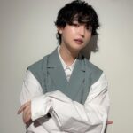 Yutaro Instagram - ドラマ『全ラ飯』 ファンブックお渡し会来てくれた皆様ありがとうございました☺️！！！ ドラマが絶賛オンエアしてる最中でこの本を皆様の元にお届けする事が出来てとても嬉しく思います。ひとりひとりとゆっくりお話しする時間も設けて貰って、ついつい僕達も笑顔が溢れる優しい言葉を沢山貰って、日本全国からだけじゃなく韓国、中国の方も足を運んでくれて。色んな場所で愛されている作品なのだなぁと改めて感じました。撮影中はタイトなスケジュールで慣れない料理シーンも多々あったけど、早起きして現場に行くのが毎日楽しみで、キャストスタッフに会えるのが嬉しくて。早く終わった日は何だか寂しくて。思い返せば愛おしい時間で溢れてました。 この本にも沢山の愛が詰まってるので見ている中でも、見終わった後でも楽しめる一冊になっていると自信を持って言えます。写真、インタビュー、そして本編に出てくるレシピ共に盛りに盛り沢山なので是非何度でも見返して貰える本になりますように。 来週、本編もいよいよ最終回。 颯太と真尋はどういう結末を迎えるのか、 どうぞお見逃しなく。 三木真尋役 ゆうたろう stylist @knt11st hair make @ryo1911