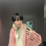 Yutaro Instagram - 〜最近の私服〜 春は淡い色沢山着たくなるよね、みんなは何色着たくなる？ 気づいてた人は気づいてたと思いますがスマホケースを @topologie.jp に変えました。服とか気分によって付け替えたり、移動が多い日は無くさないように紐付けたりするの楽しくていいよね〜僕は薄ピンクと深い緑にしたヨ🐸🌸 #topologie