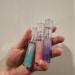 Yutaro Instagram – 最近お気に入りのリッププランパー💄

#アピュー の水蜜プランパーなんだけど塗った瞬間すぐ伸びて保湿もしてくれるし、ちゃんとプランプ効果*もあるからリップ前に仕込むのもあり。他のリップ塗った後から足してもグロスになるしめちゃくちゃ使い勝手良いの。3色あって僕はピンクのカラーが大好きになったヨ！！！

#PR #水蜜プランパー  #アピュー  #プランパー 
*メイクアップ効果による