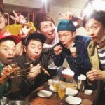 Yuzuru Kawai Instagram - 明日のアキナ牛シュタインは会場チケットは完売なのですが、配信チケットはありますので、是非観てください！！ グッズも後日オンラインでご購入頂けるようになりましたのでまた告知させて頂きます☺️ みんな歳いったなぁ〜笑 また明日お会いしましょう🔥