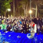Yuzuru Kawai Instagram - なんばと森之宮の漫才劇場のスタッフさんにも協力して頂いて 3年振りくらいにみんなで花見をしました🌸 花見とは名ばかりの劇場裏の桜の花が一輪も咲いていない雑木林ではありましたが、最高でした。 2年目3年目の初めましての後輩も沢山居ました。 気がつけば20年目がスタート。ここまでむちゃくちゃ早かったですが、これからは地に足をつけて着実にコツコツやっていきたいと思います。 そして今年もアインシュタインの単独ライブツアーをします。今年は広島からスタートです！チケット等詳細はFANYのサイト等でご覧下さい！！！