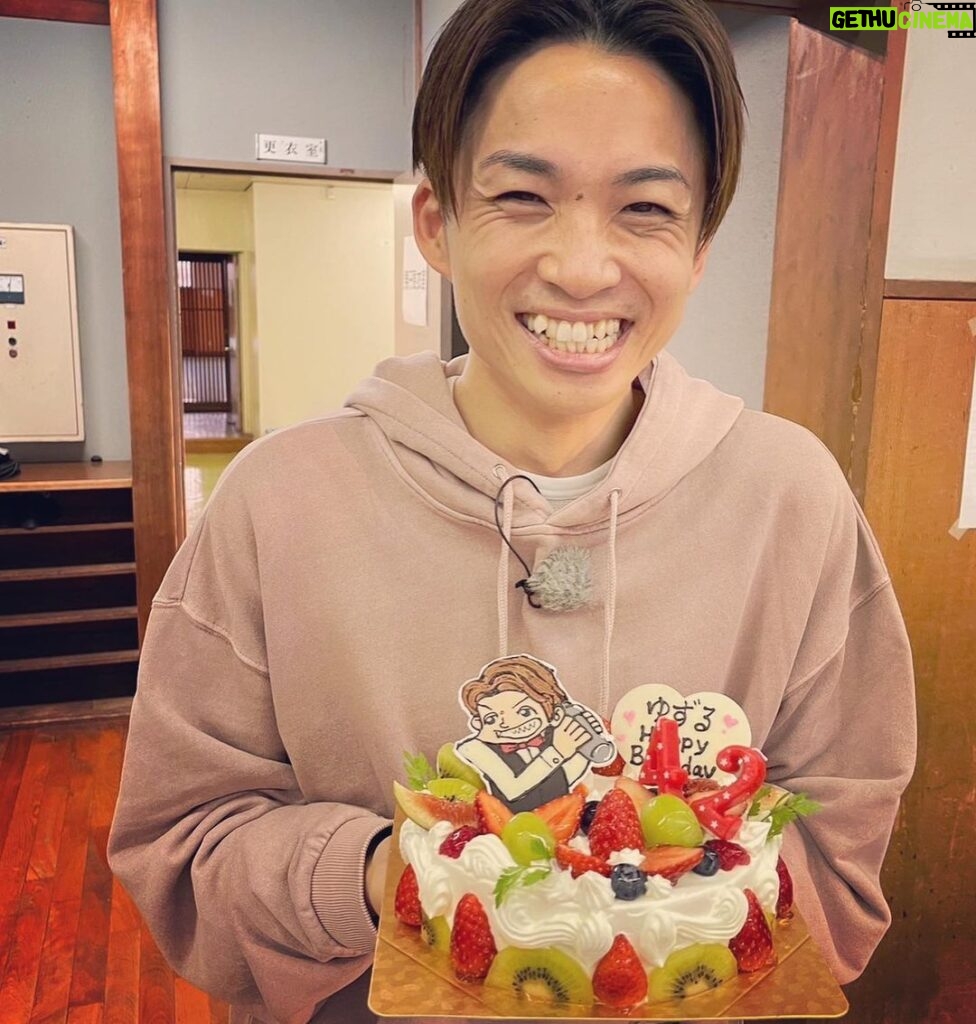 Yuzuru Kawai Instagram - 今日で42歳になりました。 本家物理学者のアインシュタインは42歳でノーベル賞を受賞したそうです。 人様から何か賞をもらうようなタイプではありませんが、自分らしくコツコツ地道にやっていこうと思います。 毎年児童養護施設の皆さんに寄附をさせて頂いてるのですが、今年は色んなご縁がありましてチャリティーのTシャツを作って頂きました。収益の全額を寄附させて頂きますので、もし宜しければサイトの方ご覧下さい☺️ 受付期間がございますので、結果はまた追ってSNSできちんとご報告させて頂きます！ これから一年また自分に何が出来るかをしっかり考えて行動していきたいと思います。 いつもこんな僕に関わって下さる皆さんに心から本当に感謝してます！！ 42歳も頑張ります！！！ 、、、、、、、、、、、、、、、、、、、、、、、、、、、、、、てか42歳えぐぅ！！！歳とんの早ー！！！！！！！！ 今回の詳細に関するURLです👇 https://massimo-official-store.com/charity_2022 商品の注文サイトです👇 https://massimo-official-store.com/products/dandelion1/wh もし検索しにくい場合は『マッシモ　堀江』で検索してみて下さい😉