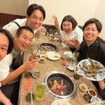Yuzuru Kawai Instagram - 部活の合宿くらい食べて飲んだ🏀 よう笑て幸せでした。 有難い収録に参加させてもらったメンバーで🍺 12月なのでまた解禁になれば告知させて頂きます！ ここには来れなかったのですが、藤崎マーケット、ニューヨーク、ダブルアートタグ、紅しょうが稲田も収録に居ました。 #僕にはクズの一面をあまり見せない頼りになるナイスガイ山添 #実の弟より弟きょん #いけすかん感じがまるで自分を見てるかのよう西村 #収録には居なかったが後輩の方からご飯を誘ってくれた細天才堂前 #途中お肉が来る前に間違えてトングを焼きかけてた女海賊