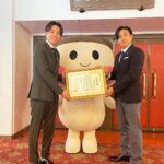 Yuzuru Kawai Instagram - 昨年のトークライブのチャリティーに御賛同頂いた皆さん、本当にありがとうございました‼️ 今日、日本児童養護施設財団の皆さんがわざわざ祇園花月まで来て下さいまして色々とお話をさせて頂きました。 諸々時間が掛かりましたが手続きも終了しまして、1,620,360円寄附させて頂きました。 僕一人では到底何も出来なかった所を@massimo_osakaの皆さん始め@mamoru.0512さん、そして今回のチャリティーに沢山の方々に御尽力頂きました。 まだまだ始まったばかりですが、少しずつ前に進めたらと思います。 僕ももっと頑張ります🔥