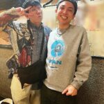 Yuzuru Kawai Instagram - たまたま大阪でタイミングが合ったので来てくれた堂前が誕生日プレゼントでトレーナーをくれました。袋から出す時『めっちゃ可愛いやん！！』と言い、取り出して広げた時にはもう笑てもうてました。そりゃ堂前がただただ可愛いトレーナーをくれる訳ないか、、、 今年の冬はこの寒そうな扇風機トレーナーを沢山着たいと思います。 フースーヤのショータイムと大阪クレオパトラのりえちゃんにも付き合うてもらいまして、ええ時間を過ごさせてもろてサンキューでございました✌️