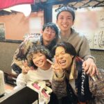 Yuzuru Kawai Instagram - たまたま大阪でタイミングが合ったので来てくれた堂前が誕生日プレゼントでトレーナーをくれました。袋から出す時『めっちゃ可愛いやん！！』と言い、取り出して広げた時にはもう笑てもうてました。そりゃ堂前がただただ可愛いトレーナーをくれる訳ないか、、、 今年の冬はこの寒そうな扇風機トレーナーを沢山着たいと思います。 フースーヤのショータイムと大阪クレオパトラのりえちゃんにも付き合うてもらいまして、ええ時間を過ごさせてもろてサンキューでございました✌️