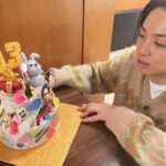 Yuzuru Kawai Instagram - 43歳の誕生日はラヴィットでお祝いして頂きました。こんな僕みたいなもんの誕生日を1時間も生放送で取り上げて頂いて感謝しかありません。 お付き合い頂いた演者の皆さん、そして色々要望を叶えて下さったスタッフさん、観て下さった皆さん、本当にありがとうございました！！ M-1も色々と応援して下さった皆さん、すいません！今年はとりあえず残った皆を応援しつつ、また1からやります！ 43歳も最高の一年にします！！！