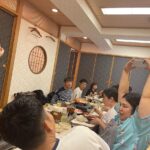 Yuzuru Kawai Instagram - 沖縄の単独ライブ、アフターライブにお越し頂いた皆さん！ありがとうございました！！！ マジで楽しかったです！！！ 遠方からお越し頂いた皆さんもわざわざありがとうございました。 打ち上げはみんな千と千尋のお父さんとお母さんが豚になるシーンを思い出させるくらいの食べっぷりでした。 今年のツアーも残すところラスト大阪！ ゲストの後輩のみんな、スタッフさん、そして劇場まで来て下さるお客さんに感謝です！！ ラストの大阪も頑張ります🔥 ※2枚目の写真は全体を広く撮りたいが立ってまで撮るのは面倒、な熊プロ。