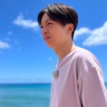 Yuzuru Kawai Instagram - 日本を24日の夜8時過ぎに出てハワイに24日の朝9時過ぎに到着。 ええ歳したオッサンが興奮して寝れずにそのままロケ。 それでも同期でハワイでロケさせてもらえるなんてこんな有難い事はない。 みんなロケしながら『有難いよなぁ〜』て何回言うたかわからんぐらい言うてた。 ええ色のスタバ☕️ オシャレなホットステーション🏪 ホテル側がランダムに振り分けた部屋が自分だけ大当たり過ぎてみんなには言えなかった部屋🏨 最終日打ち上げ終わり3人で当てもなく歩いてたらハワイ在住の日本人ご夫婦が『地元の人が良く行く良いBARがあるので案内しますよ』とご親切に案内して下さった素敵なご夫婦🍸 最高のBARやのにメニューがわからずビビってビールしか頼まんかった芋三人🍠 海賊の打ち上げ🍖 どんな浮かれた観光客もこのスポットの写真は撮ってなかった嘘みたいなALOHA🌈