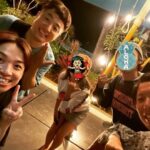 Yuzuru Kawai Instagram - 日本を24日の夜8時過ぎに出てハワイに24日の朝9時過ぎに到着。 ええ歳したオッサンが興奮して寝れずにそのままロケ。 それでも同期でハワイでロケさせてもらえるなんてこんな有難い事はない。 みんなロケしながら『有難いよなぁ〜』て何回言うたかわからんぐらい言うてた。 ええ色のスタバ☕️ オシャレなホットステーション🏪 ホテル側がランダムに振り分けた部屋が自分だけ大当たり過ぎてみんなには言えなかった部屋🏨 最終日打ち上げ終わり3人で当てもなく歩いてたらハワイ在住の日本人ご夫婦が『地元の人が良く行く良いBARがあるので案内しますよ』とご親切に案内して下さった素敵なご夫婦🍸 最高のBARやのにメニューがわからずビビってビールしか頼まんかった芋三人🍠 海賊の打ち上げ🍖 どんな浮かれた観光客もこのスポットの写真は撮ってなかった嘘みたいなALOHA🌈
