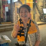 Yuzuru Kawai Instagram - 生まれも育ちも大阪やのに何故か昔から熱狂的なジャイアンツファンの母。 子供の頃テレビを観ながら『いつか東京ドームで試合観たいねんなぁ！』と言っていたのがずっと頭にあって、今日何とか念願叶って東京ドームにジャイアンツ戦を観に行ってきました。 ただ、今回広島カープの九里投手に色々とお世話になったので本当にそこだけが心苦しかったのですが笑 僕はカープを応援させてもらってたのですが、カープ側の席なんて何のその。むちゃくちゃジャイアンツ応援してました。 まぁでも少しは親孝行できたかな。 叙々苑で焼肉食べてお店出て2秒でタバコ吸うてた。 まだ長生きしそうか。 また行こうか。