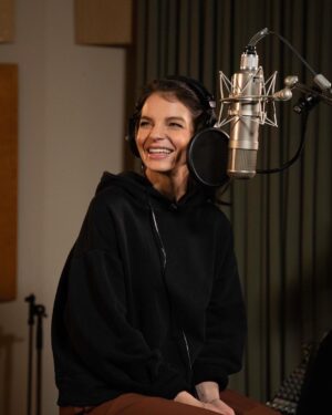 Yvonne Catterfeld Instagram - Heute Abend um 19:05 läuft das Finale von DEIN SONG live auf @kikafuerdich! @ronamusic_ und ich sind super aufgeregt! Einschalten und für uns anrufen! 😍 

📸: @janiswzl 

#deinsong2022 #deinsong #kika #zdf #zdftivi #deinsongfinale