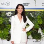 Yvonne Catterfeld Instagram - Ihr Lieben, ich hab das Wochenende ohne Insta verbracht, daher alles ein wenig später 😉Freitag war ich beim Filmpreis mit @minatander - Glückwunsch an alle Nominierten und Preisträger! War toll, den Film und das Kino endlich wieder ausgiebig feiern zu können! Styling: @ha_nink Hair&Make up: @saskiakrause & @felixstoesser #filmpreis #film