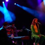 Yvonne Catterfeld Instagram - Danke für diesen unfassbaren Auftakt in Berlin und diese stimmgewaltige Beteiligung 👏👏👏in Köln heute! Ich bin so stolz, eine so unfassbare akustische Band zu haben - mit großen Stimmen und so viel Einzigartigkeit @manith, @keymer_music @samuelsfranklinofficial @leratoshadare und @therealdarnitarogers - danke @hpcbremen für den jedesmal bemerkenswerten Sound! Ich will mehr spielen 😃 eure Yvonne 📷 @adamvonmack 🙏 #change #acoustic #tour