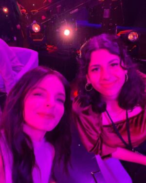 Yvonne Catterfeld Instagram - Heute Abend um 19:05 läuft das Finale von DEIN SONG live auf @kikafuerdich! @ronamusic_ und ich sind super aufgeregt! Einschalten und für uns anrufen! 😍 

📸: @janiswzl 

#deinsong2022 #deinsong #kika #zdf #zdftivi #deinsongfinale