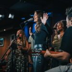 Yvonne Catterfeld Instagram - Es ist einfach immer wieder inspirierend und atemberaubend schön, mit so talentierten MusikerInnen zusammen musizieren zu können. Musikalisch, als auch persönlich unglaublich tolle Menschen! Ich bin so dankbar für diesen Austausch. ❤️🎤 @samuelsfranklinofficial @leratoshadare @therealdarnitarogers @m.a.n.i.t.h 📷 @yannickla #inspiration #dankbar