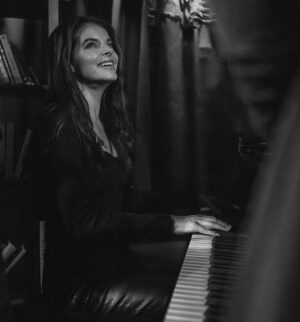 Yvonne Catterfeld Instagram - Ich kann es kaum erwarten, euch zu zeigen, was wir gestern gemacht haben 🎶Ich hatte einen super schönen Tag..mehr dazu erfahrt ihr bald…🎤🎹

#change #akustik 

📸 @yannickla