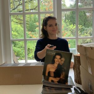 Yvonne Catterfeld Instagram - Nur noch 6 Wochen bis ich mein neues Album „Change“ veröffentliche! Ich signiere schon fleißig meine Alben für euch und freue mich so, wenn sie in euren Briefkästen landen! ✨ ✍

Habt ihr „Change“ schon vorbestellt?

Link in Bio

#change #album
#signingaction