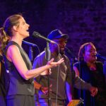 Yvonne Catterfeld Instagram - Ihr Lieben, noch immer denke ich an diesen besonderen Abend bei den @badhersfelderfestspiele mit Begeisterung zurück- die schönste Location von allen bisher - ich danke euch, dass ihr so weit reist, um uns zu sehen, neugierig seid. Danke für eure Briefe und Wertschätzung auch für jeden von uns auf der Bühne 🙏 Wir hatten so viel Spaß miteinander und mit euch! Wir sehn uns auf der Bühne im nächsten Jahr und bis dahin versorge ich euch immer mal wieder mit live Videos 😘 eure Yvonne #change #acoustic #singersongwriter