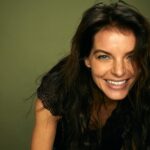 Yvonne Catterfeld Instagram - Gut gelaunt in die neue Woche - ein bisschen Spaß muss sein! 💚 #happyme #laughoutloud 📷 @adamvonmackphoto Haare & Make Up @saskiakrause