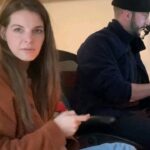 Yvonne Catterfeld Instagram - Behind the Scenes mit mir und der Fernbedienung. Ich freue mich über die kleinen Dinge im Leben: das Smartphone aus der Ferne steuern. 📱 #typischyvonne #lachenistgesund