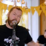 Yvonne Catterfeld Instagram - Jetzt 19:30 Uhr auf #YouTube Verpasst nicht die #TYJS mit @reagarvey und mir. Was für eine Show mit Seele, Spaß und Spontanität- cosy and close ! I love it! Thanks for having me in your show, Rea and Jo! 🤗🤗 (that’s a Rhyme😉) 🍹 #reagarvey #tyjs #greatshow #cozyandclose #goodmusic #music