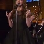 Yvonne Catterfeld Instagram - Das war 2015, als ich mich entschied, “Imagine” von John Lennon bei “Weihnachten für den Bundespräsidenten” zu singen. Nach gemütlichen Tagen mit meiner Familie und meinen Liebsten, möchte ich meine Gedanken auch den Familien zuwenden, die durch die Ereignisse der letzten Jahre, vor allem der letzten Monate betroffen sind und diese Tage nicht mehr erleben werden oder ihre geliebten Menschen nie mehr in den Arm nehmen können, als Waisenkinder oder ohne ihre Kinder aufwachsen und kein zu Hause mehr haben, keine Hoffnung. Auch wenn ich damals mehr Vertrauen in politische Entscheidungen hatte, finde ich diese mehr und mehr fragwürdig und nicht zufriedenstellend. Als Künstlerin und Mensch wünsche ich mir wie die meisten von uns, dass Frieden für alle möglich ist. Ich denke, es gibt Zeiten, in denen Menschen nein sagen müssen, um nicht Gegenstand anderer zu werden. Ich wünsche jedem, dass ihr eine Chance habt, diese Tage mit euren Familien und geliebten Menschen zu verbringen und Ich hoffe, dass im neuen Jahr die Welt damit aufhört, in diese aggressive Richtung fortzufahren. Ich hoffe, wir werden im neuen Jahr weniger geblendet von denen, die nicht das Beste für die Menschen wollen. In diesem Sinne: KEEP YOUR EYES, HEART AND MIND OPEN… #keepyoureyesheartandmindopen #imagine #peace #cover