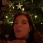 Yvonne Catterfeld Instagram - Messy äh Merry Christmas😂 - sollte ich daraus vielleicht einen neuen Weihnachtssong machen? Paar Reime hab ich wie ihr seht schon 😉vielleicht war es bei euch ja auch so stressig und messy davor? Ich kam jedenfalls erst gestern zur Ruhe 🥵Zu Fünft hatten wir einen schönen und lustigen Tag! Ich wünsche euch ebenfalls entspannte frohe Weihnachtstage. Und heute Abend nicht Wolfsland vergessen😘 #messychristmas 🥵#merrychristmas🎄 #happyfamily #stressychristmas