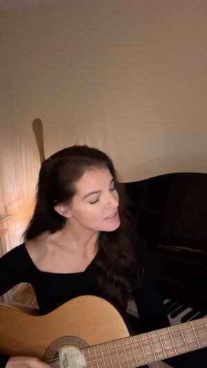 Yvonne Catterfeld Instagram - Schnell mal die Harmonien rausgesucht von “Last Christmas” für euch - Habt noch einen schönen  3. Advent ✨

#cover #christmas #lastchristmas
