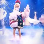Yvonne Catterfeld Instagram - @masked.singer.germany Vor 1 Jahr - Ich als Gans 3 Tage lang. Das war aufregend, anstrengend, aber vor allem Spaß! Als Sängerin achte ich auf so viel Dinge - die Stimme klingt jeden Tag anders, wie sing ich mich am besten ein, was brauch ich - in so einem Kostüm und in so einer Show ist alles anders! Für mich eine Riesenherausforderung, denn ich muss mich den Umständen anpassen, zum Beispiel drückte bei der Probe der Kopf auf meine Nase, so dass ich plötzlich total nasal klang😅 dann drückte der Korpus der Gans auf meine Brust, so dass ich nicht - wie es beim Singen erforderlich ist - atmen konnte. Das alles konnte rechtzeitig geändert werden. Doch dann war ich so in meiner Rolle, fühlte mich wie ein Kücken, das überall an die Hand genommen werden musste (weil ich kaum was sah) und verausgabte nicht so dermaßen mit großen Bewegungen, dass ich plötzlich so außer Atem war, dass ich kaum noch Luft zum Singen hatte 🥵🥵😅😫 so dass ich nicht so performen konnte wie ich wollte…ABER das alles gehört auch dazu…Sich neuen Herausforderungen stellen, sich an Umstände anpassen, die uns aus der Komfortzone reißen. Und genau daran wachsen wir. Das wünsch ich euch auch. In diesem Sinne: habt einen schönen 2. Weihnachtsfeiertag 🎄🤗 Eure Yvonne #maskedsinger #merrychristmas #santaclaus #allIwantforchristmasisyou